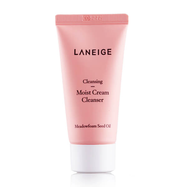 3) Laneige Cleansing Moist Cream Cleanser 20 ml. คลีนเซอร์เนื้อครีม สูตรเติมความชุ่มชื้นไม่ให้ผิวแห้ง อุดมด้วยมอยส์เจอร์ไรเซอร์จากน้ำมันธรรมชาติเข้มข้นถึง 14.9% อาทิ น้ำมันที่สกัดจากดอกไม้และเมล็ดของดอกเมโดโฟมเข้มข้น (Meadowfoam Seed Oil)   ที่มีคุณสมบัติให้ความชุ่มชื้นแก่ผิว พร้อมคงความชุ่มชื้นให้อยู่กับผิวหน้าได้อย่างยาวนาน น้ำมันที่สกัดออกจากเมล็ดดอกทานตะวัน (Sunflower Seed Oil))   ดอกไม้สีเหลืองทองที่มีคุณสมบัติในการเติมพลังความชุ่มชื้น ให้ผิวรู้สึกเรียบเนียนหลังจากทำความสะอาดผิวหน้า เนื้อครีมที่จะเปลี่ยนสภาพเป็นเนื้อฟองโฟม สัมผัสนุ่ม ให้ผิวนุ่มเด้ง   ด้วยคุณสมบัติของเนื้อโฟมฟองแน่นกว่าคลีนเซอร์ทั่วไป คลีนเซอร์นี้จะช่วยดูแลความชุ่มชื้นแก่ผิว ตั้งแต่การทำความสะอาดผิวหน้า พร้อมการเสริมประสิทธิภาพของสกินแคร์ ให้ดูแลผิวหน้าคุณได้