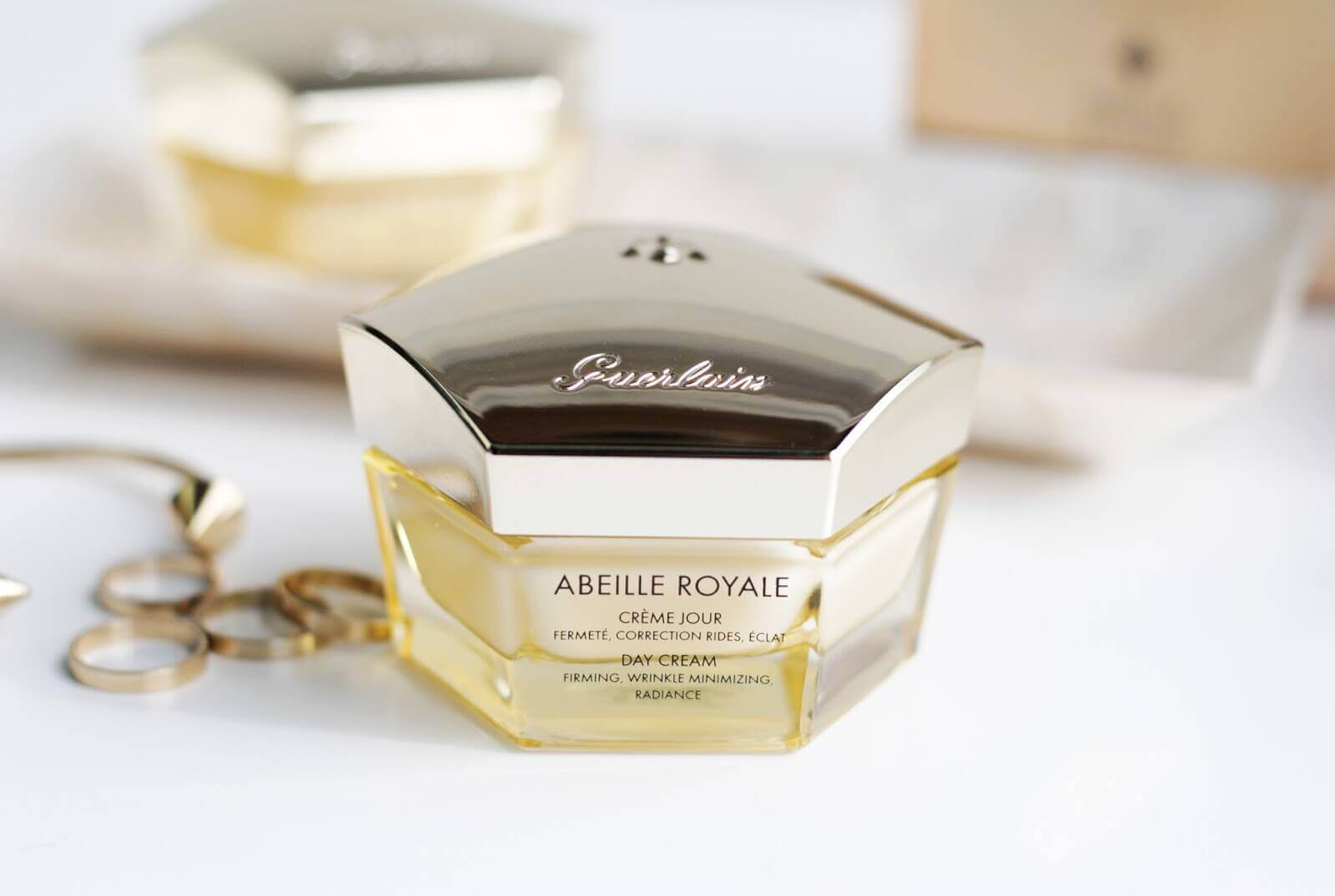 Guerlain Abeille Royale Day Cream 7 ml. ครีมบำรุงผิวหน้าล้ำลึกสำหรับกล่างวัน เข้าฟื้นบำรุงผิวให้มีความกระจ่างใส ลดเลือนริ้วรอย ช่วยให้ผิวกระชับขึ้นอย่างสังเกตเห็นได้ กลิ่นหอมหวานละมุนจากน้ำผึ้ง ผสานกับกลิ่นดอกไม้หอม และสมุนไพรสด ด้วยเนื้อครีมบางเบาจึงสามารถซึมซาบเข้าสู่ผิวได้อย่างรวดเร็ว   ผิวจึงชุ่มชื้นและเรียบเนียนขึ้นทันที ซึ่งทำให้ริ้วรอยแลดูลดเลือนอีกด้วย ที่มาพร้อมกับกลิ่นหอมหวานละมุน 